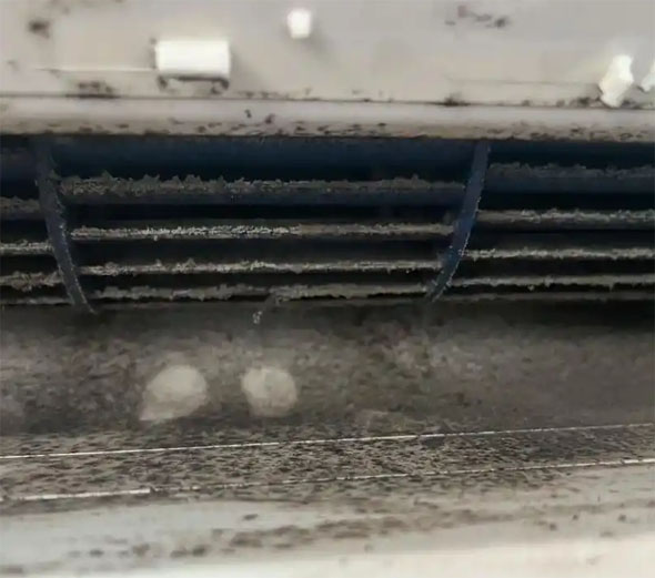 平坝空调吹的风有股烧焦味是怎么回事